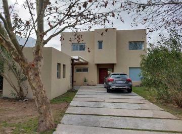 Casa · 200m² · 6 Ambientes · 1 Cochera · Casa en Venta en Santa Barbara, Tigre, G. B. a. Zona Norte