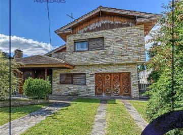 Casa · 250m² · 5 Ambientes · 6 Cocheras · Venta Villa Elisa de Casa 2 / 3 Dorm., Piscina