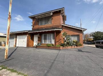 Casa · 190m² · 4 Ambientes · 3 Cocheras · Casa en Venta Zarate