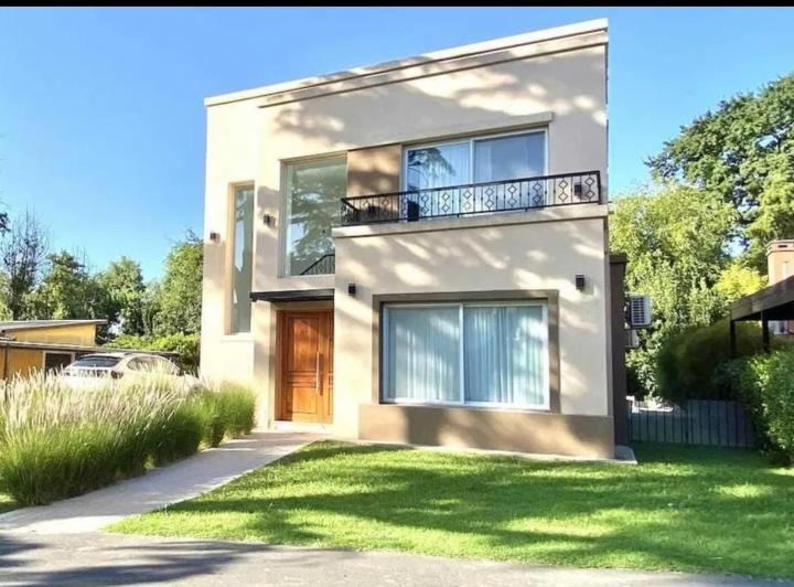 Casa · 240m² · 5 Ambientes · 4 Cocheras