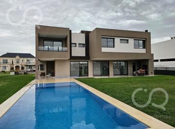 Casa · 211m² · 5 Ambientes · 2 Cocheras · Venta de Exclusiva Casa en La Providencia - Canning