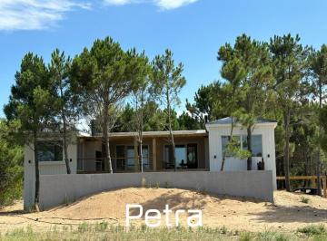 Casa · 285m² · 7 Ambientes · 2 Cocheras · Casa en Venta en Northbeach. Frente Al Golf
