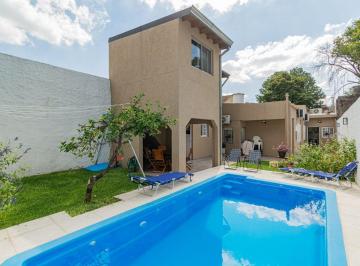 Casa · 188m² · 5 Ambientes · 1 Cochera · Casa 5 Ambientes Jardín Pileta Quincho Cochera