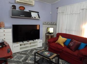 Casa · 260m² · 4 Ambientes · 1 Cochera · Casa en Venta - 3 Dorm., 2 Baños - 260 m² Sobre Lote de 296 m² - Juan María Gutiérrez
