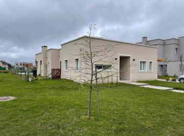 Casa · 200m² · 5 Ambientes · 2 Cocheras · Casa en Venta - 4 Dorm. 3 Baños - 800 m² - Lagos de San Eliseo