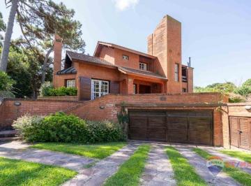 Casa · 254m² · 5 Ambientes · 1 Cochera · Casa en Venta 5 Ambientes y Dependencia en Pinamar