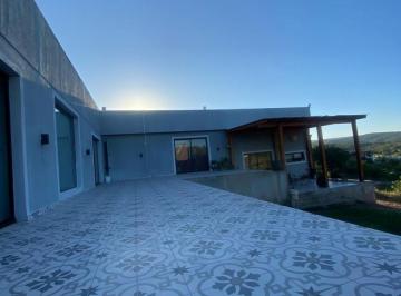 Casa · 165m² · 5 Ambientes · 2 Cocheras · Casa en Venta - 3 Dorm. 2 Baños - Cochera - Tanti