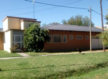 Casa · 172m² · 4 Ambientes · 2 Cocheras · Casa en Alquiler - 3 Dorm. 2 Baños - La Plata