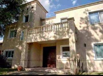 Casa · 380m² · 6 Ambientes · Casa en Alquiler - 5 Dorm. 5 Baños - Chascomus