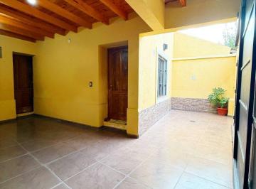 Casa · 137m² · 5 Ambientes · 1 Cochera · Casa Duplex en Venta B° El Solar - Guaymallen