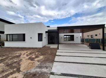 Casa de 4 ambientes, Luján · Casa en Los Juncos Venta a Estrenar Lujan.