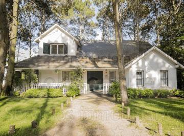 Casa de 5 ambientes, Cariló · De Estilo Tradicional, con Cuatro Dorm. y Hermosa Vista Al Golf (Cod - 230)
