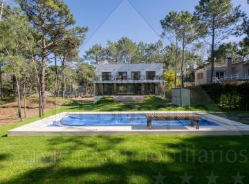 Casa de 5 ambientes, Cariló · Elegante Casa de Dos Plantas, con Vistas Inigualables Al Campo de Golf (Cod - 98)
