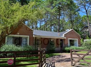 Casa de 5 ambientes, Cariló · Descubre Encanto de Esta Acogedora Casa en El Bosque. (Cod - 197)