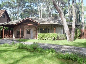 Casa de 5 ambientes, Cariló · Casa de Estilo Moderno, en Una Sola Planta y con Piscina Cubierta (Cod - 441)