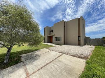 Casa · 201m² · 3 Ambientes · 2 Cocheras · Casa en Venta en El Barrio El Cantón, Escobar