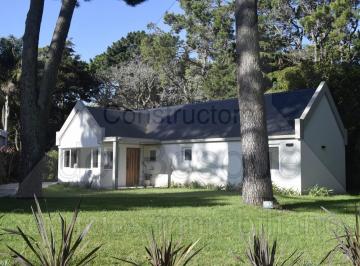 Casa de 4 ambientes, Cariló · Hermosa Casa en Una Planta, con Piscina Climatizada. (Cod - 7)