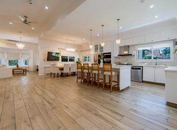Casa · 337m² · 6 Ambientes · 4 Cocheras · Venta - Casa 5 Dorm. con Piscina y Jardín - Fisherton, Rosario.