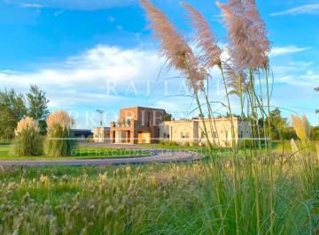 Casa de 7 ambientes, San Miguel del Monte · Venta de Excelente Casa 7 Ambientes con Piscina en Benquerencia Farm Club.