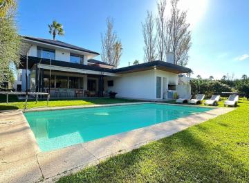Casa · 297m² · 9 Ambientes · 2 Cocheras · Venta/ Permuta Casa 4 Dormis y Comodín en Funes Hills San Marino