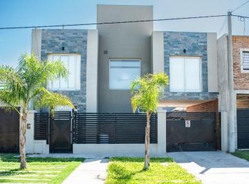 Casa · 110m² · 2 Ambientes · 1 Cochera · Venta de Casa con Pileta en Barrio Los Lapachos