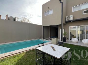 Casa · 220m² · 5 Ambientes · 1 Cochera · En Venta Excelente Casa 3 Dorm. y Piscina en Barrio Las Viñas - Cipolletti