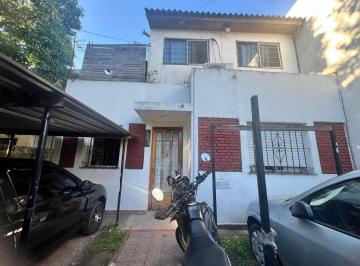 Casa · 100m² · 3 Ambientes · 1 Cochera · En Venta en Villa Sarmiento Casa de 3 Ambientes Sobre Muy Ampplio Lote de Terreno F: 10409