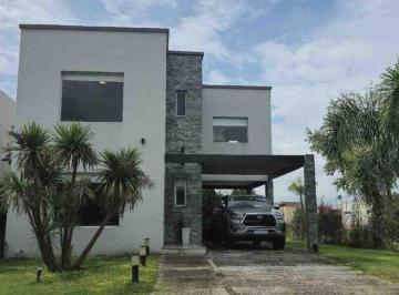 Casa · 150m² · 4 Ambientes · 1 Cochera · Casa 3 Dorm. en Barrio Laguna Azul
