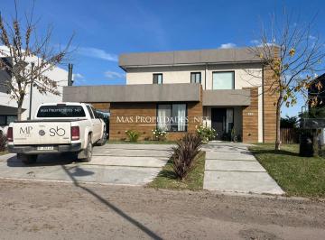 Casa · 174m² · 5 Ambientes · 3 Cocheras · Casa en Venta 4 Dorm. en San Lucas Canning