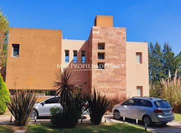 Casa · 170m² · 4 Ambientes · 4 Cocheras · Casa en Alquiler Anual en Barrio Malibu Canning
