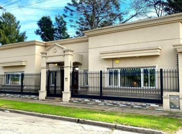Quinta vacacional · 530m² · 8 Dormitorios · 2 Cocheras · Casa Quinta Multifamiliar en Ituzaingo