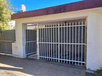 Casa · 122m² · 6 Ambientes · 1 Cochera · Casa de 2 Dorm. - Barrio Belgrano