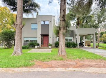 Casa · 190m² · 4 Ambientes · 1 Cochera · Casa Alquiler Temporario Barrio Cerrado San Facundo Gorina 3 Dorm. La Plata