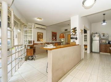Casa · 360m² · 6 Ambientes · 2 Cocheras · Casa de Estilo Único, Emplazada en 660 m Totales, 380 m Cubiertos, 6 Ambientes, Gran Parque, P