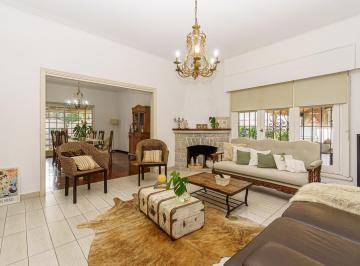 Casa · 360m² · 6 Ambientes · 3 Cocheras · Casa de Estilo Único, Emplazada en 660 m Totales, 380 m Cubiertos, 6 Ambientes, Gran Parque, P