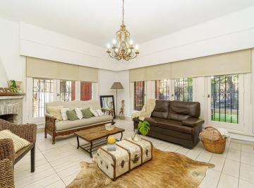 Casa · 360m² · 5 Ambientes · 3 Cocheras · Casa de Estilo Único, Emplazada en 660 m Totales, 380 m Cubiertos, 6 Ambientes, Gran Parque, P