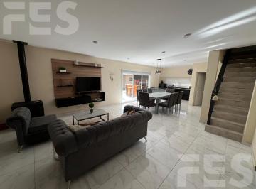 Casa · 130m² · 5 Ambientes · 2 Cocheras · Casa a La Venta en Senderos III 4 Habitaciones