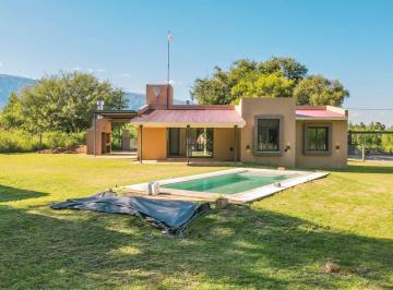 Casa · 133m² · 3 Ambientes · 3 Cocheras · Casa con Gas y Pileta en Merlo!