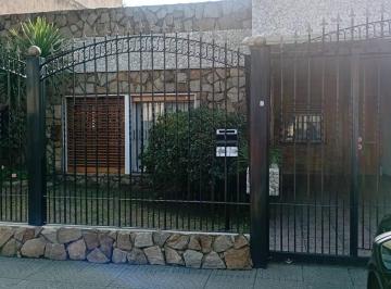 Casa de 3 ambientes, Tres de Febrero · Excelente Casa 3 Amb y Depto de 2 Amb Quincho y Pileta
