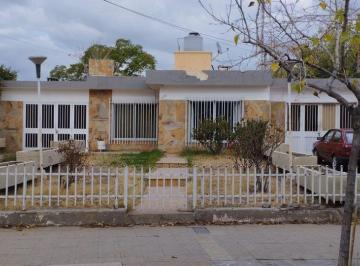 Casa · 241m² · 6 Ambientes · 2 Cocheras · Venta - Casa a Reciclar en Gran Terreno - Dorrego - Mza