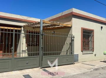 Casa · 190m² · 8 Ambientes · 2 Cocheras · Casa en Barrio Maipu con Pileta