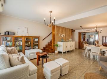 Casa · 104m² · 4 Ambientes · 1 Cochera · Casa en Hurlingham