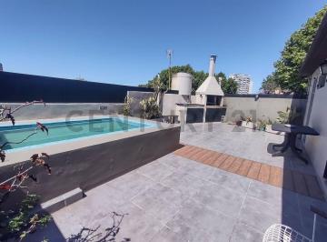 Casa · 146m² · 3 Ambientes · Venta Casa con Espacio de Trabajo Independiente, Terraza Privada, Parrilla y Pileta Urbana