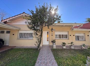 Casa · 121m² · 5 Ambientes · 3 Cocheras · Venta Casa 5 Amb en Barrio Corimayo