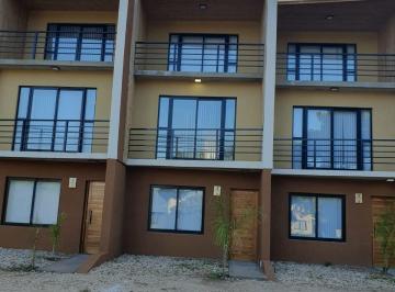Frente · Triplex con Cochera en Bario Nayades