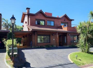 Casa · 256m² · 6 Ambientes · 6 Cocheras · Casa en Alquiler en Los Lagartos Country Club, Pilar.