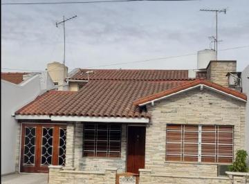 Casa · 177m² · 7 Ambientes · 3 Cocheras · Casa Chalet en Venta Ubicado en Turdera, Lomas de Zamora, G. B. a. Zona Sur