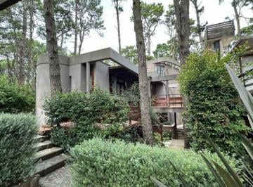 Casa · 475m² · 5 Ambientes · 2 Cocheras · Mar Azul – Excelente Propiedad 4 Dorm. y Dos Cocheras