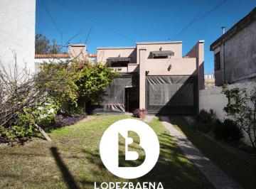 Casa · 233m² · 4 Dormitorios · 1 Cochera · Casa Amplia con Patio Parquizado Amplio - Zona B° Paso de Los Andes - Apto Credito Hipotecario