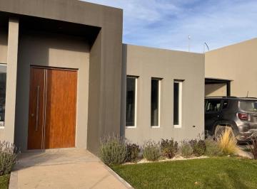 Casa · 150m² · 8 Ambientes · 1 Cochera · Casa en Venta Tres Dorm. Barrio Finca Costa Serena, Plottier